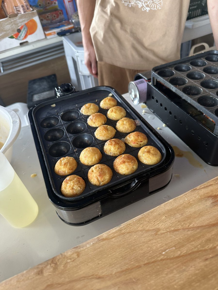 hakase27's tweet photo. やっと名護に来る用事ができたので、にしこう @nishikohh さんのたこ焼き！
たこ焼きがソウルフードの大阪人として、控えめに言って、うますぎる！忖度なしだからね！好みはあるかもしれないけど、皮はふんわり、中はトロトロが本来のたこ焼きなんだよ。JAでいろいろ買って、やんばる三昧のお昼です。 https://t.co/lIDWdPRicu