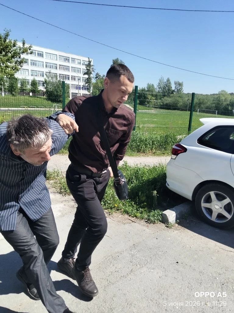 SibirPost's tweet photo. Новосибирца едва не забрали в армию с улицы, а потом снова задержали

Житель новосибирского микрорайона Шлюз вышел из магазина «Лента» жарким вечером 3 июня и открыл бутылку пива, чтобы выпить по дороге домой. Но его остановили два человека в военной форме, рассказал паблик «У нас на Шлюзе».

Мужчину вывезли в отдел полиции Первомайского района, а не Советского, к которому относится Шлюз. Там его заставляли подписать контракт с Минобороны, потом увезли в пункт отбора на улице Добролюбова,1б, где организовали медкомиссию.

Затем мужчину перевезли в сборный пункт военкомата Новосибирской области в городе Обь. В это время участковый Первомайской района пришёл к жене мужчины с требованием отдать ему паспорт супруга.

Мужчину спасло, что он не поддался на давление и не подписал контракт, а его жена не отдала силовику паспорт.

Новосибирца отпустили только 4 июня. Но уже утром 5 июня, после рассказа о произошедшем в соцсетях, его снова задержали и повезли в ОМВД «Первомайский» якобы «для выяснения личности». Хотя о его личности уже всё выяснили, когда пытались запихать в армию. 

Фото https://t.co/0EHGB0YvSo