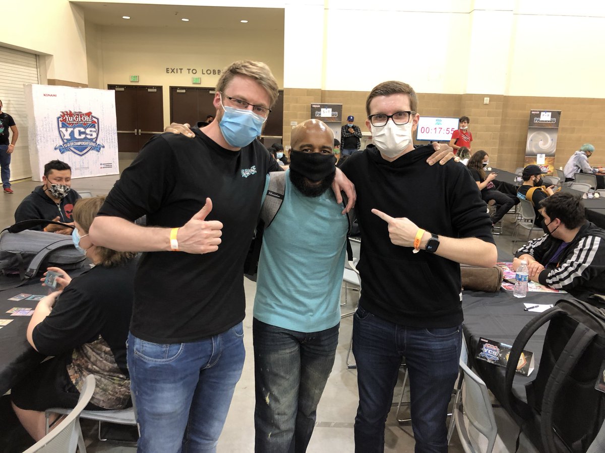 MegaCapitalG's tweet photo. I’m genuinely overwhelmed with emotions. My heart sunk when hearing the news of @Cimoooooooo. We lost a legend and an even better person. I hate that this was my only picture with him. God bless you Alex ❤️. https://t.co/O1eRWCc7Kd