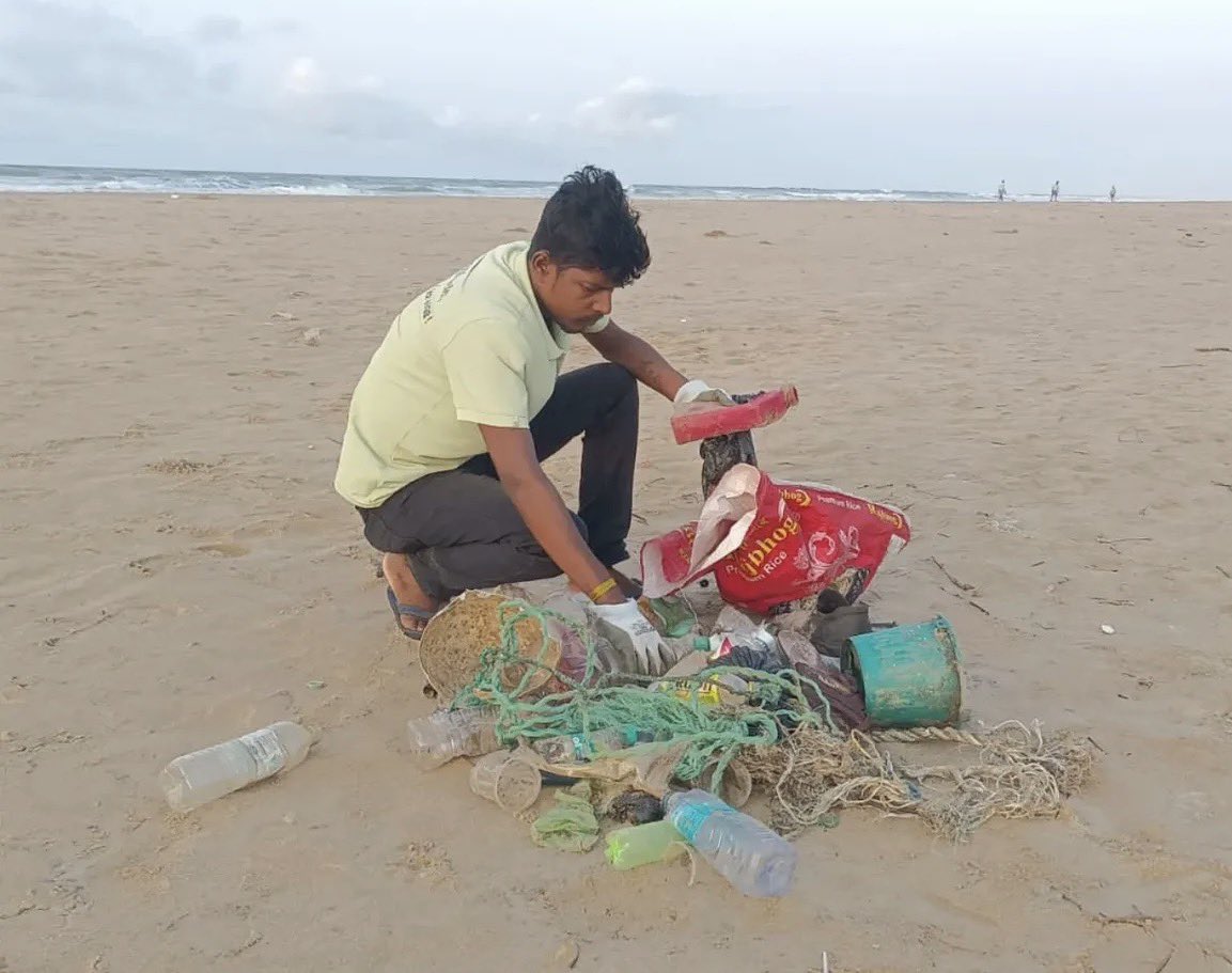 manas_muduli's tweet photo. On this #WorldEnvironmentDay, meet Bapi Gochhayat, a one-man army keeping Paradip Beach clean. 

Every day at 6 AM, he cycles to the beach with just gloves, a broom, and a bag, spending two hours cleaning the coastline before heading to work.

Since 2022, he has removed over 6 tonnes of plastic waste from the beach.

A true environmental warrior. Odisha is proud of its unsung heroes.