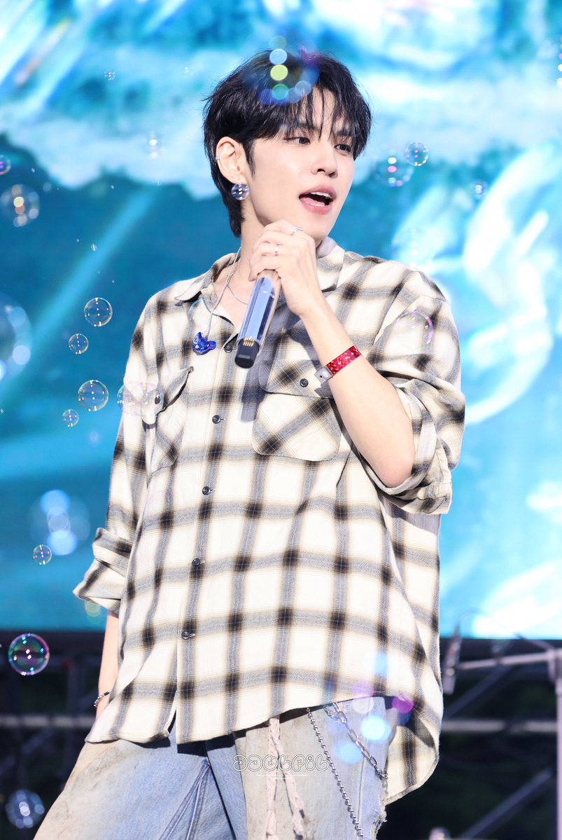 ddolpil's tweet photo. 260531 뷰민라 #원필 

여름이었다 🫧
#WONPIL #데이식스 #DAY6 https://t.co/Cm5UuiZkgI