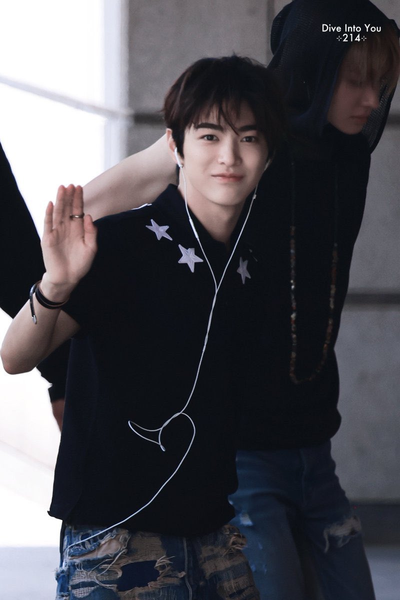 keonhotty's tweet photo. EXCUSE ME, AHN KEONHO??? BAJU ITEM??? ADA BINTANG BINTANG YG BIKIN LOOKNYA JADI LEBIH WOW??? GELANG ITEM??? THICK EYEBROWS??? WIRED EARPHONES??? CELANA ROBEK ROBEK??? THAT DAMN SMILE?????? COBA SINI DUDUK DULU KITA NGOBROL. https://t.co/qui2VAygHD