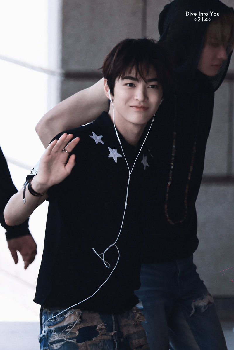 keonhotty's tweet photo. EXCUSE ME, AHN KEONHO??? BAJU ITEM??? ADA BINTANG BINTANG YG BIKIN LOOKNYA JADI LEBIH WOW??? GELANG ITEM??? THICK EYEBROWS??? WIRED EARPHONES??? CELANA ROBEK ROBEK??? THAT DAMN SMILE?????? COBA SINI DUDUK DULU KITA NGOBROL. https://t.co/qui2VAygHD