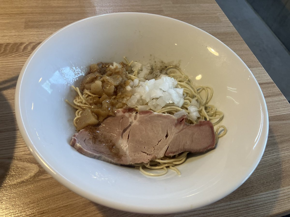 dxhenry's tweet photo. らー麺よし田さん
スープがどろり濃厚でうまい
ラーメンに入ってる玉ねぎ、控えめに言って大好きです……

そして和え玉うますぎる
スープにドボンしなくてもそのまま全部食べられるレベル
肉飯もいこうかと思ってましたが、このふたつで腹パンパンw https://t.co/CKhWqSWazn