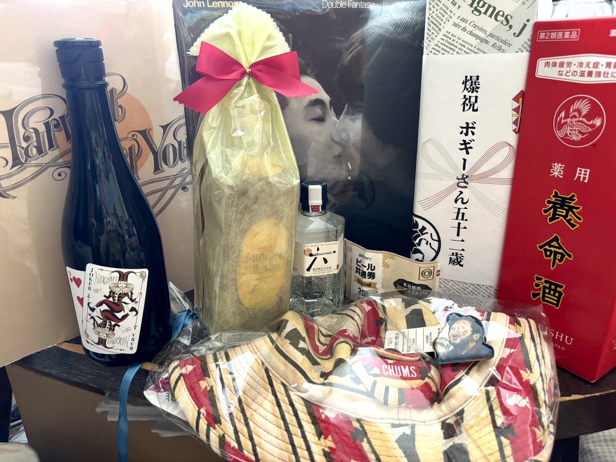 BoGGGeY's tweet photo. 誕生日プレゼントもこんなにたくさんありがとうございました✨酒にはしばらく困らないな、大事に飲みます🍾

漢方先生の手作りブローチ（黒板五郎）の完成度がヤバすぎる笑！！

さらに北海道のchikaさんchangさんから悪魔のいけにえTシャツやお菓子いっぱい送られてきて、ほんと果報者でございます。 https://t.co/NDsbFjRv7u