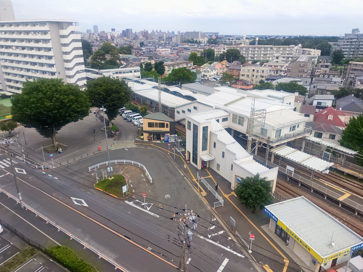 hase20007113's tweet photo. 42年後の萩山駅南口周辺。
歩道橋は老朽化と小学校の統廃合で撤去された。 https://t.co/7ObegFhM9E