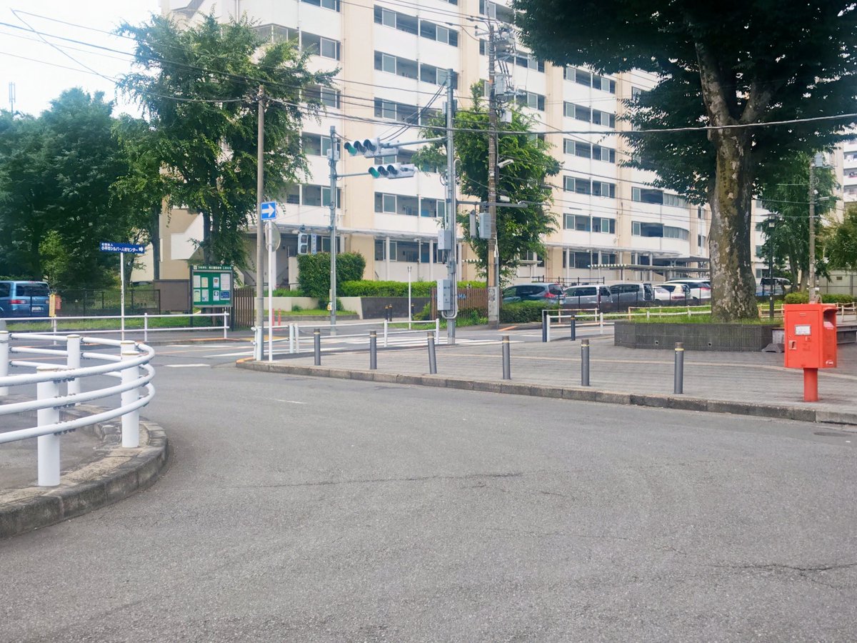hase20007113's tweet photo. 42年後の萩山駅南口周辺。
歩道橋は老朽化と小学校の統廃合で撤去された。 https://t.co/7ObegFhM9E