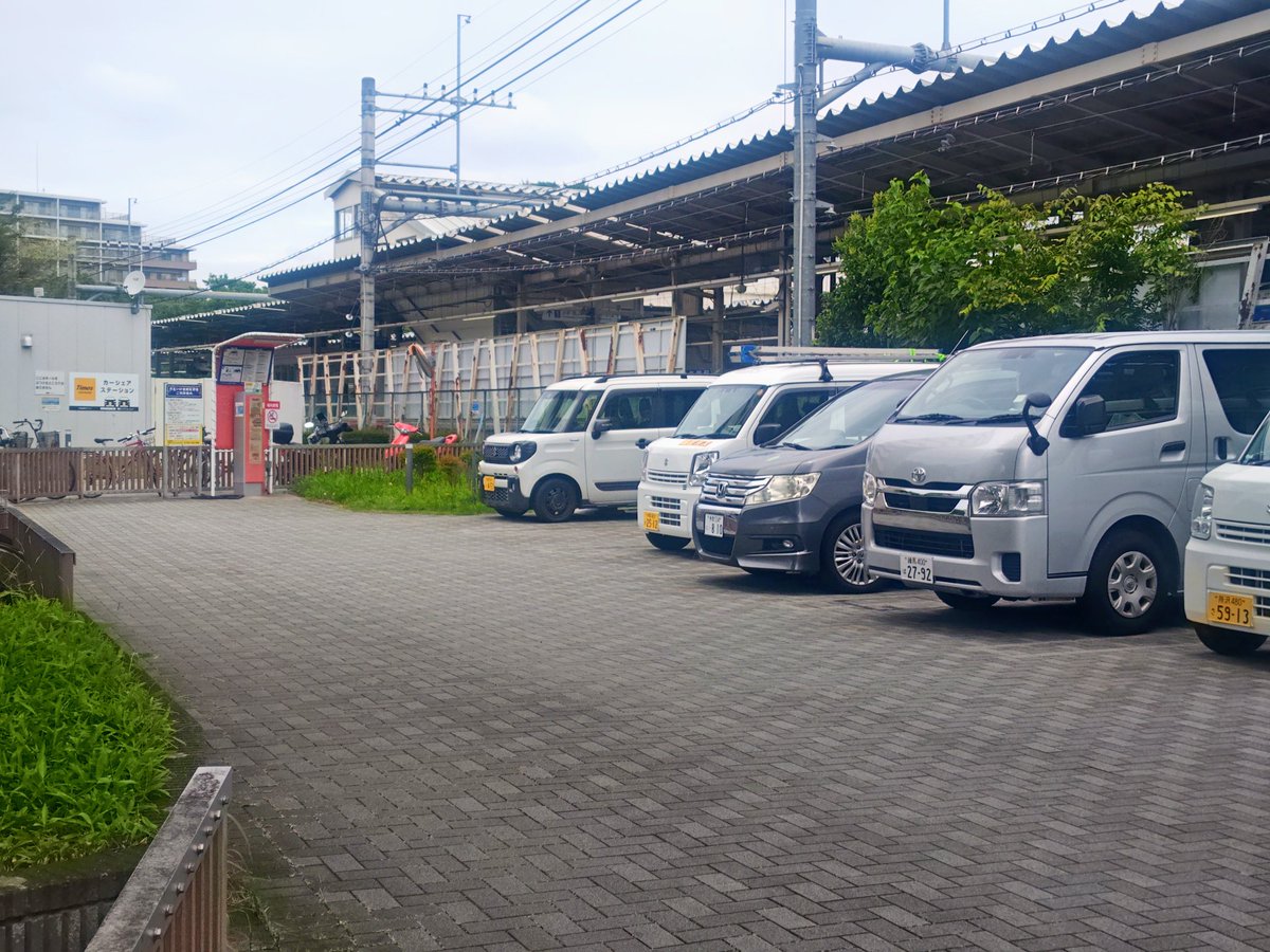 hase20007113's tweet photo. 42年後の萩山駅南口周辺。
歩道橋は老朽化と小学校の統廃合で撤去された。 https://t.co/7ObegFhM9E