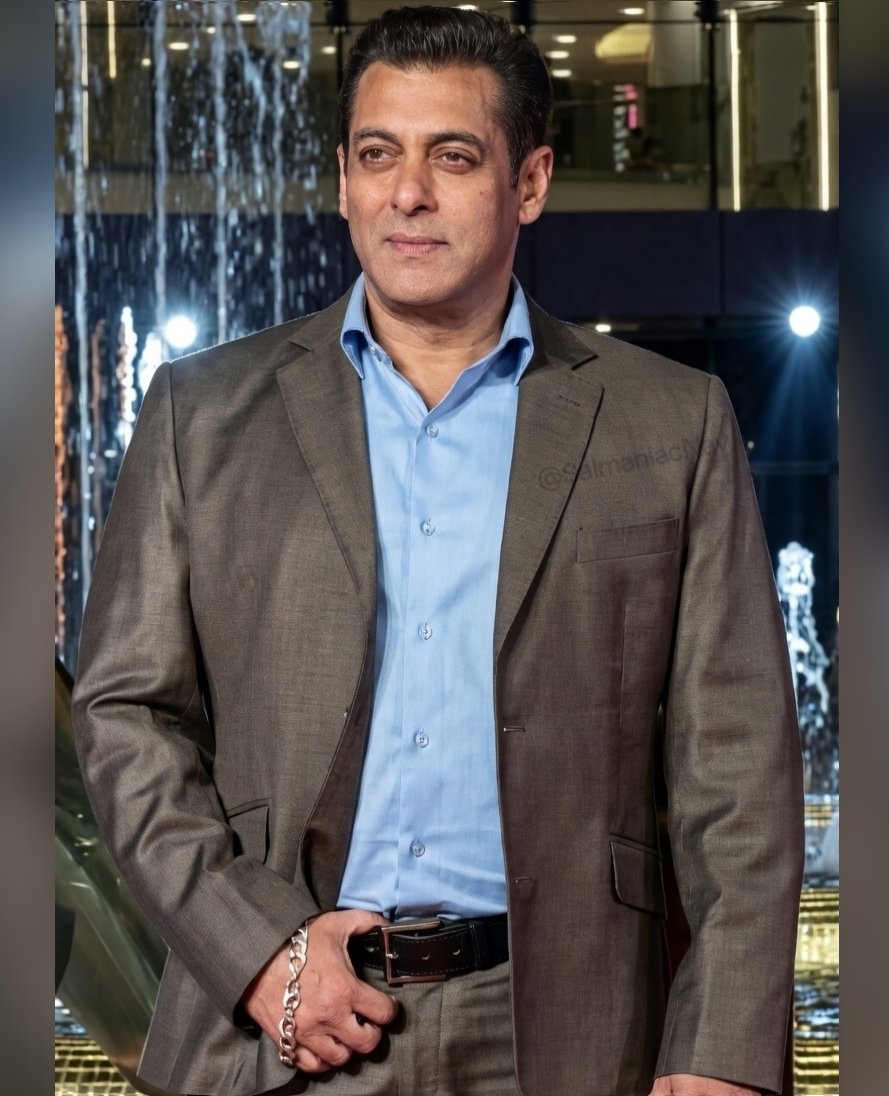 SalmaniacNav's tweet photo. No constant Maatrubhumi updates or SVC63 shoot leaks, Rare public appearances, Selective SM posts.  

Yet you see him trending everyday 💥

#SalmanKhan isn’t just a name, he’s the ultimate Brand! 🔥 https://t.co/EGYlRbZ5HT