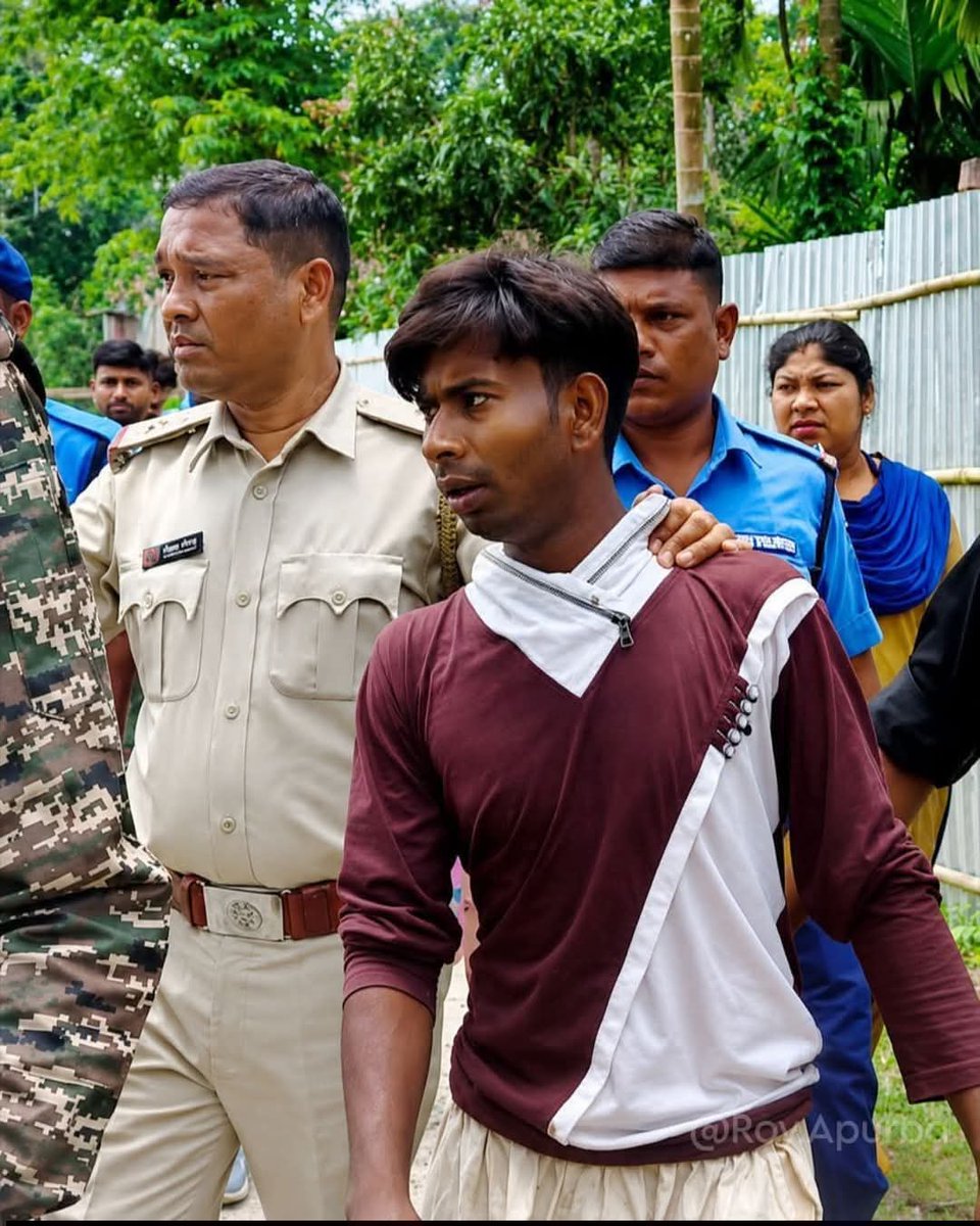 treeni's tweet photo. Shafiqul Sheikh, a home tutor, brutally murdered an 11-year-old girl child in Cooch Behar, West Bengal.

The Muslim girl child went missing on Wednesday morning. Her body was found in a nearby jute field. Allegations of rape have also surfaced.

Her home tutor Shafiqul arrested. https://t.co/0mqIFzc2Hv