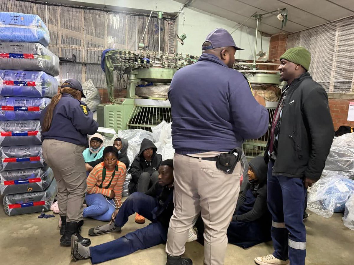 ZANewsFlash's tweet photo. WATCH: A Chinese factory owner was arrested alongside 21 alleged illegal immigrants he had employed to work in his factory in Newcastle on northern KwaZulu-Natal.
The overnight operation was led by the Deputy Minister of Employment and Labour, Jomo Sibiya - KZN Tonight Podcast 

📸 & 🎥 DM Jomo Sibiya