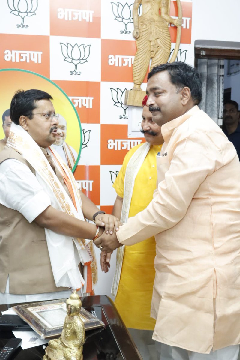 MLAMANISH330's tweet photo. संगठन की शक्ति, वरिष्ठों का स्नेह और नेतृत्व का आशीर्वाद ही कार्यकर्ता की सबसे बड़ी पहचान होती है।
कल पटना में माननीय @BJP4India राष्ट्रीय अध्यक्ष आदरणीय श्री @NitinNabin जी से आत्मीय भेंट कर उनका आशीर्वाद प्राप्त करना मेरे लिए गौरव और प्रेरणा का विषय रहा। https://t.co/0LOk3XNpRb