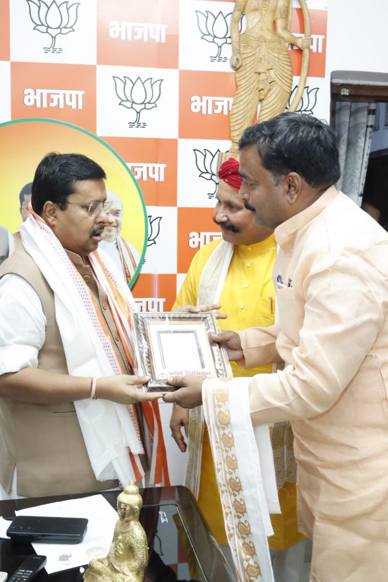 MLAMANISH330's tweet photo. संगठन की शक्ति, वरिष्ठों का स्नेह और नेतृत्व का आशीर्वाद ही कार्यकर्ता की सबसे बड़ी पहचान होती है।
कल पटना में माननीय @BJP4India राष्ट्रीय अध्यक्ष आदरणीय श्री @NitinNabin जी से आत्मीय भेंट कर उनका आशीर्वाद प्राप्त करना मेरे लिए गौरव और प्रेरणा का विषय रहा। https://t.co/0LOk3XNpRb