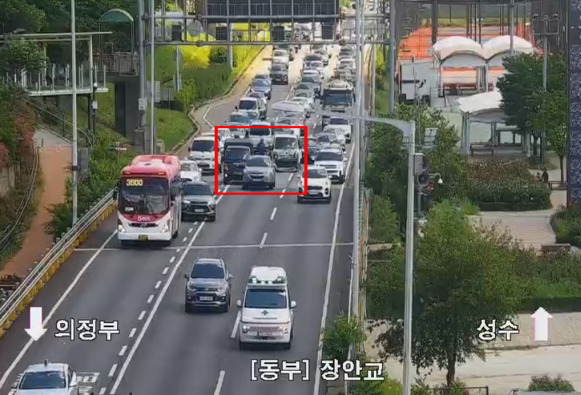 smartroad's tweet photo. [14:19] 동부간선로 의정부방향(군자교 → 장안교) 추돌사고로 2차로 차단중입니다. https://t.co/vjE6HAaYKz