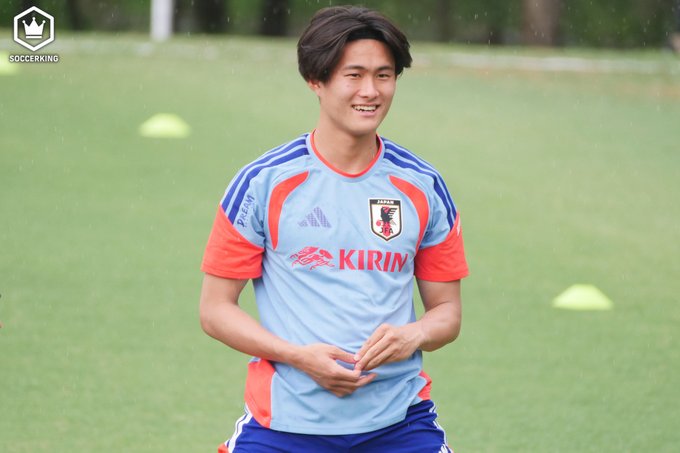tomitokocom's tweet photo. トレーニングパートナーとはいえ日本代表に合流した神代選手、数日前に母校・東海大熊本星翔高校で３か月遅れの卒業証書を貰ったばかり。

#神代慶人
https://t.co/UgtzpTYZjF https://t.co/ERDIahmRui