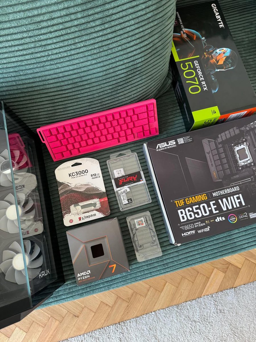 TechFabrizoo's tweet photo. HERE WE GO🙂GUESS THE BUDGET
CPU: Ryzen 7 8700F (8 cores)
GPU: RTX 5070 12GB GDDR7 OC
RAM: 32GB DDR5 Kingston Fury
Motherboard: ASUS B650-E WiFi
SSD: Kingston KC3000 512GB 7000MB/s
Modular PSU: MSI 750W
Full peripheral set also included.
SSD can be upgraded to 1TB or 2TB https://t.co/c5usvXhJrx