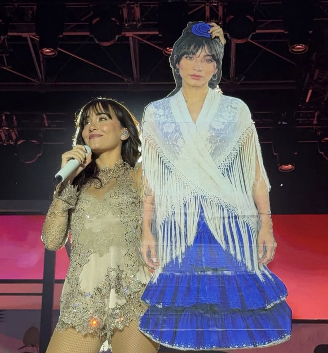 aitanadaily1727's tweet photo. 📸 | @Aitanax posa con una imagen de ella vestida de sevillana en el #CAWTSevilla: https://t.co/um3h7lo6K1