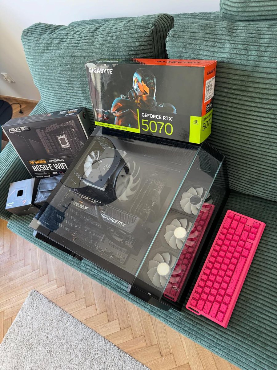 TechFabrizoo's tweet photo. HERE WE GO🙂GUESS THE BUDGET
CPU: Ryzen 7 8700F (8 cores)
GPU: RTX 5070 12GB GDDR7 OC
RAM: 32GB DDR5 Kingston Fury
Motherboard: ASUS B650-E WiFi
SSD: Kingston KC3000 512GB 7000MB/s
Modular PSU: MSI 750W
Full peripheral set also included.
SSD can be upgraded to 1TB or 2TB https://t.co/c5usvXhJrx