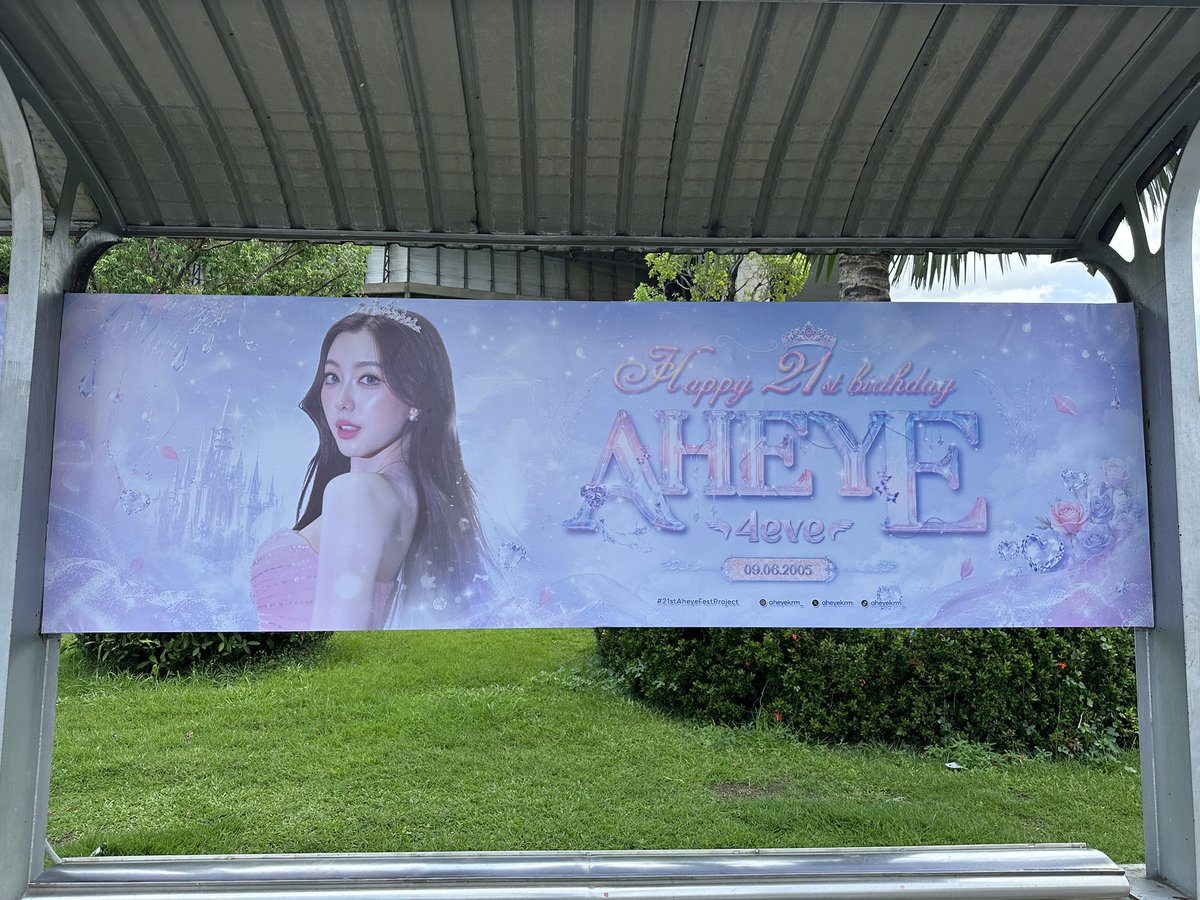 wiyh__'s tweet photo. bus stop banner signboard “AHEYE”
(in front of Impact Arena)

#Aheye4EVE
#4EVEUnchainedConcert https://t.co/snoszl9Efg