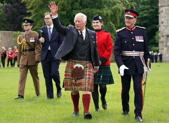 TildaMoo's tweet photo. @reformexposed Including Royals wearing Scottish dirks and Cosplay soldiers wearing swords? https://t.co/9drMAsps6b