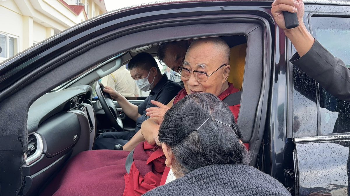 tibetdotcom's tweet photo. 圖伯特精神領袖第十四世達賴喇嘛尊者於今天（ 6月5日）離開印度北部達蘭薩拉的寢宮，自崗格拉機場搭乘專機前往新德里接受左膝醫療檢查及治療。待治療順利完成並康復後，尊者預計將於六月底前往拉達克，展開較長時間的訪問行程。藏人行政中央三權機構的領導人親赴機場恭送尊者啟程。 照片｜圖伯特之頁 https://t.co/eue0B2Gs0x
