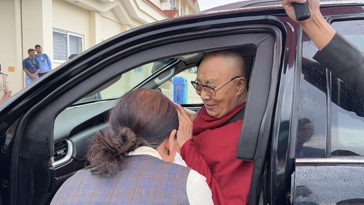 tibetdotcom's tweet photo. 圖伯特精神領袖第十四世達賴喇嘛尊者於今天（ 6月5日）離開印度北部達蘭薩拉的寢宮，自崗格拉機場搭乘專機前往新德里接受左膝醫療檢查及治療。待治療順利完成並康復後，尊者預計將於六月底前往拉達克，展開較長時間的訪問行程。藏人行政中央三權機構的領導人親赴機場恭送尊者啟程。 照片｜圖伯特之頁 https://t.co/eue0B2Gs0x