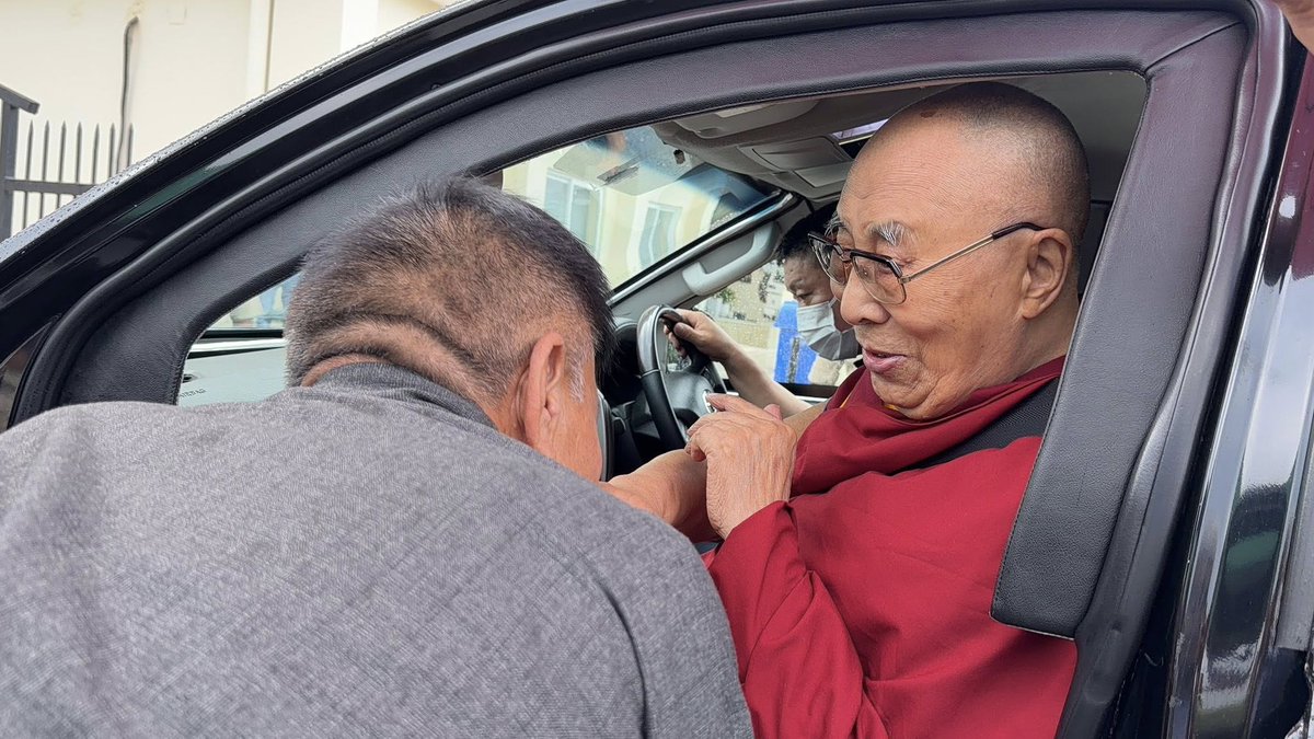 tibetdotcom's tweet photo. 圖伯特精神領袖第十四世達賴喇嘛尊者於今天（ 6月5日）離開印度北部達蘭薩拉的寢宮，自崗格拉機場搭乘專機前往新德里接受左膝醫療檢查及治療。待治療順利完成並康復後，尊者預計將於六月底前往拉達克，展開較長時間的訪問行程。藏人行政中央三權機構的領導人親赴機場恭送尊者啟程。 照片｜圖伯特之頁 https://t.co/eue0B2Gs0x