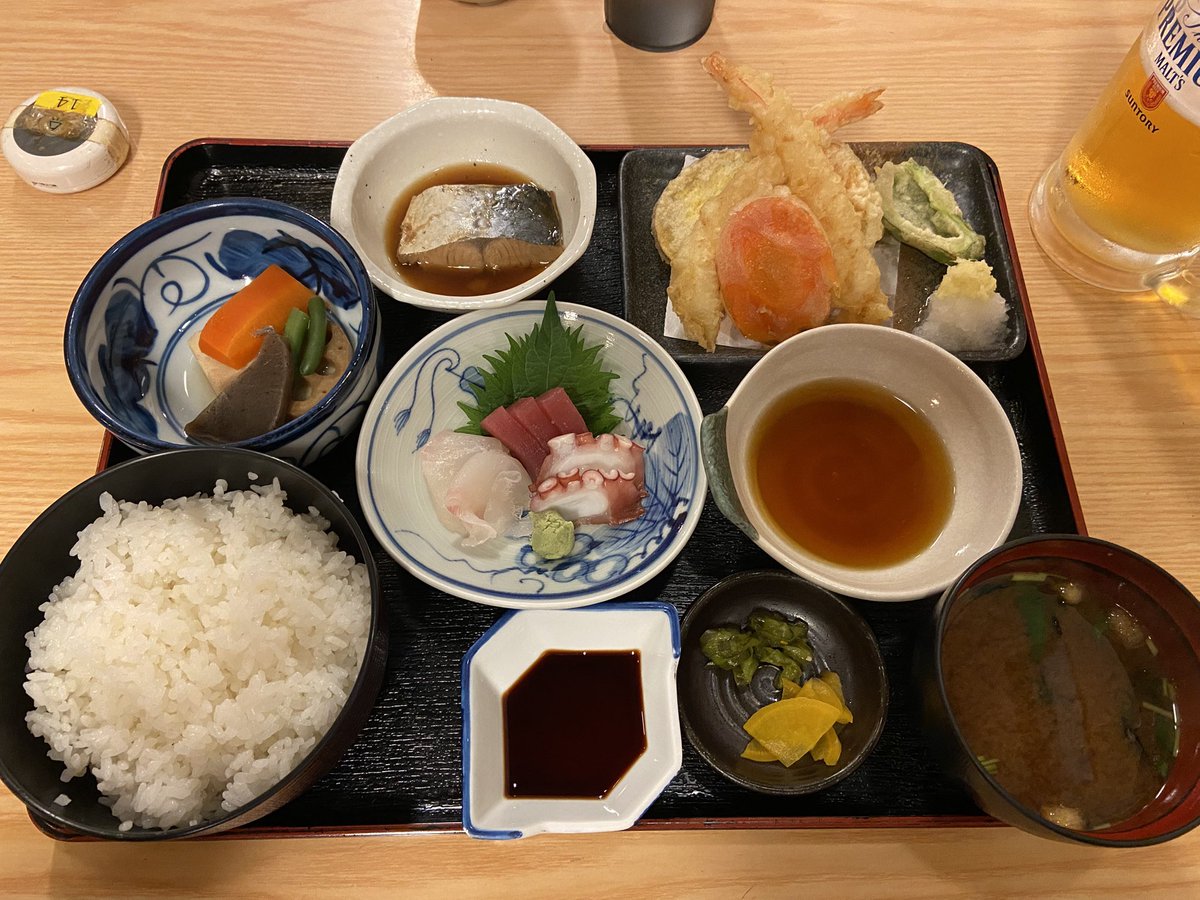 watasiwareferee's tweet photo. 出張先で少しだけ豪華な晩飯を食べて旅感出してる俺。
#出張
#ひとり旅
#出張飯 https://t.co/F7nCulz3Mj