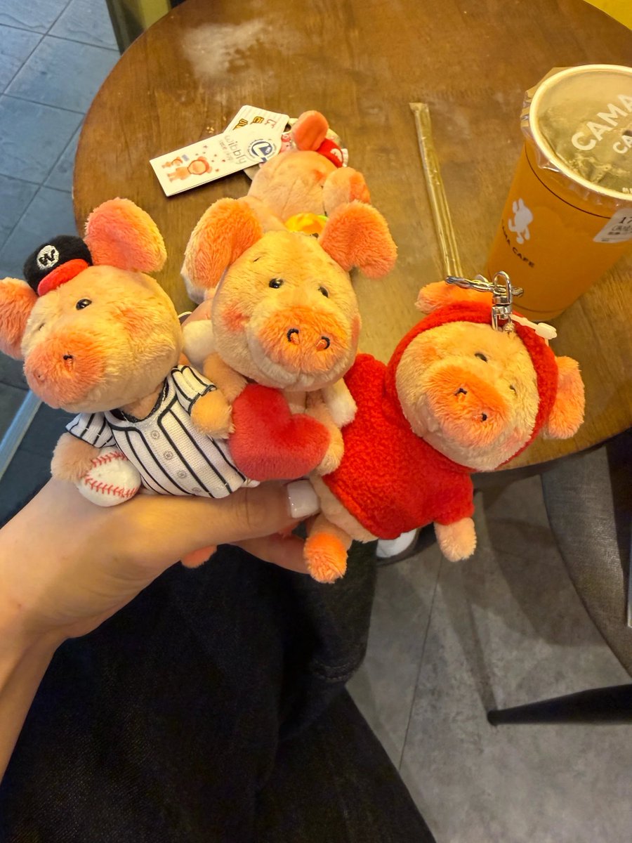 dayongkwpp's tweet photo. カフェでひと息ついていたら、可愛すぎるウィブリー・ピッグたちに出会っちゃいました！🐷☕️ https://t.co/P72OtEsZb4