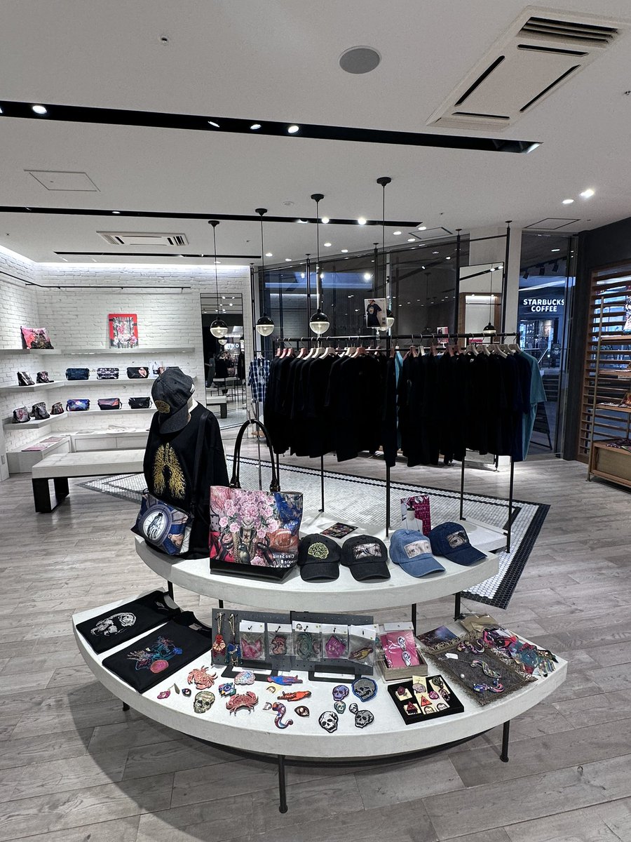 hellbent_lab's tweet photo. クラソプレイス香林坊1階 （スターバックスコーヒー横） hellbent lab. POP UP STORE
始まりました‼︎ 期間は本日から明後日までの三日間限り！ですが、広々スペースで妖しい商品群たちをゆったりセレクトできます。試着室もございます。 
また本日から明後日までちょうど百万石まつりで、土曜日は百万石行列が前を通るとのこと！金沢、福井、富山の皆様、観光で来られている方も気軽にお立ち寄り下さいませ。※限定ショップのため、クラソプレイスの駐車場割引サービスは対象外となりますことご了承下さい。