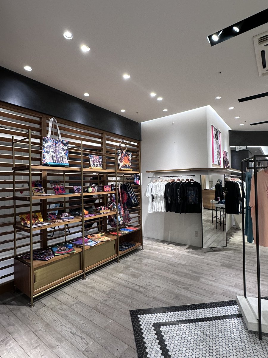hellbent_lab's tweet photo. クラソプレイス香林坊1階 （スターバックスコーヒー横） hellbent lab. POP UP STORE
始まりました‼︎ 期間は本日から明後日までの三日間限り！ですが、広々スペースで妖しい商品群たちをゆったりセレクトできます。試着室もございます。 
また本日から明後日までちょうど百万石まつりで、土曜日は百万石行列が前を通るとのこと！金沢、福井、富山の皆様、観光で来られている方も気軽にお立ち寄り下さいませ。※限定ショップのため、クラソプレイスの駐車場割引サービスは対象外となりますことご了承下さい。