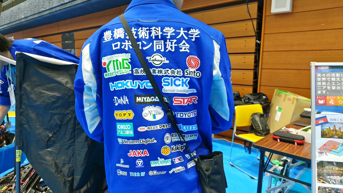 emikawa_jan's tweet photo. #もの��くり博

活きがよい東三河産の理系を生み出す豊橋技術科学大学！
いろんな学部が出とるもんでブースもデカい！

ほんで技科大ったら好成績をおさめとるロボコンズ。
世界一をかっさらった2023年モデルをはじめ、2024、2025年モデルも展示されとるに！

実演してもらったけど、間近で見るとよりスゴいし面白いね。
14日には学生ロボコンがあるとのこと。
頑張りんねトヨハシロボコンズ！

学生さんの話では、ロボコンのチームって開発はもちろん資金集めも学生がやるそうな。

トヨハシロボコンズも企業スポンサーがついとるけど、個人スポンサーも募っとるで、ぜひ応援を！

技科大は最近、女性の学生が増えつつあるそうな。