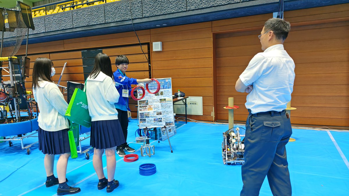 emikawa_jan's tweet photo. #もの��くり博

活きがよい東三河産の理系を生み出す豊橋技術科学大学！
いろんな学部が出とるもんでブースもデカい！

ほんで技科大ったら好成績をおさめとるロボコンズ。
世界一をかっさらった2023年モデルをはじめ、2024、2025年モデルも展示されとるに！

実演してもらったけど、間近で見るとよりスゴいし面白いね。
14日には学生ロボコンがあるとのこと。
頑張りんねトヨハシロボコンズ！

学生さんの話では、ロボコンのチームって開発はもちろん資金集めも学生がやるそうな。

トヨハシロボコンズも企業スポンサーがついとるけど、個人スポンサーも募っとるで、ぜひ応援を！

技科大は最近、女性の学生が増えつつあるそうな。