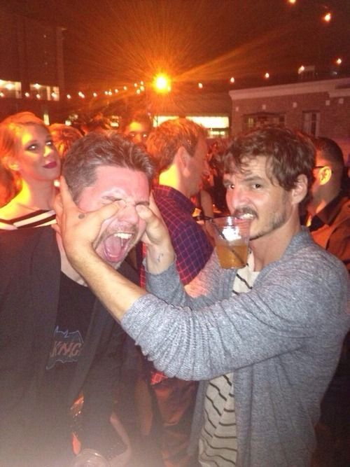 cowboylikedin's tweet photo. idk why but the way he holds the cup with his mouth is *so* attractive to me https://t.co/RZ0zJCGdwH