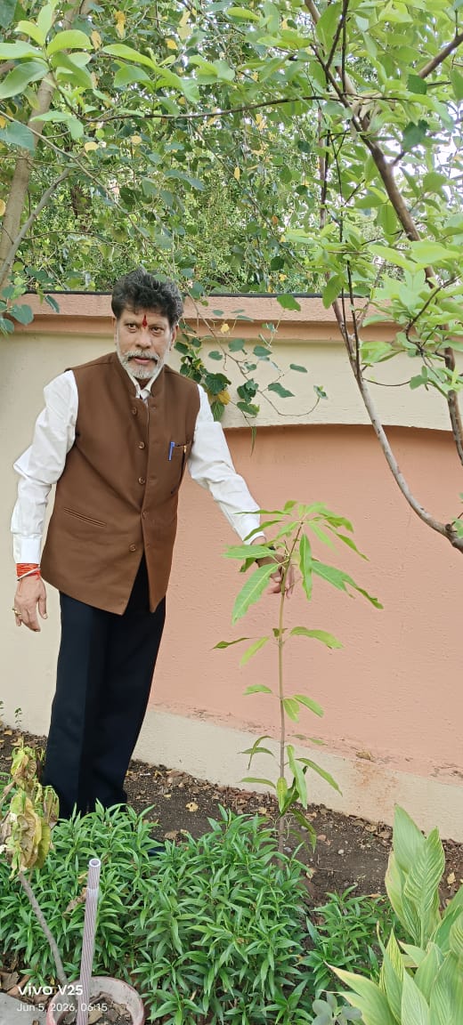 KiranDeoBJP's tweet photo. “एक पौधा, एक संकल्प: हरित भविष्य की ओर एक सार्थक कदम"

विश्व पर्यावरण दिवस के पावन अवसर पर आज रायपुर स्थित निवास में पौधरोपण कर प्रकृति संरक्षण का संदेश देने का प्रयास किया।

आइए, हम सभी मिलकर धरती को हराभरा बनाने एवं आने वाली पीढ़ियों को स्वच्छ और सुरक्षित पर्यावरण देने हेतु अधिक से अधिक वृक्षारोपण करने का संकल्प लें।

#विश्व_पर्यावरण_दिवस
#Raipur