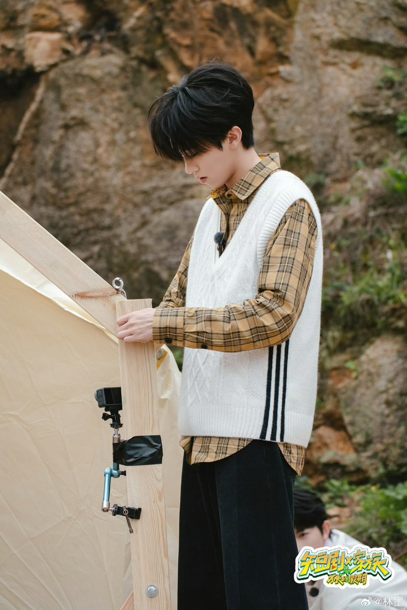 LinmoThailand's tweet photo. [260605] LinMo Weibo Update!💛

มาลองทายกันเล่น ๆ แบบไม่มีรางวัลนะครับ ว่าใน #短剧X家族 ผมตกปลาได้กี่ตัว

🔗 https://t.co/1UwYDVQeZ3

#หลินโม่ #林墨 #LINMO https://t.co/qsM5t8kNmy