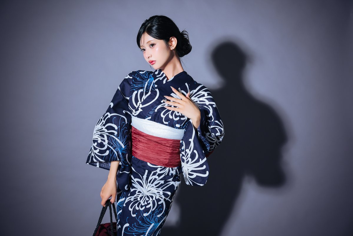 媚びない美しさって強い💙】 濃紺に咲く白の乱菊が 視線を惹きつける粋
