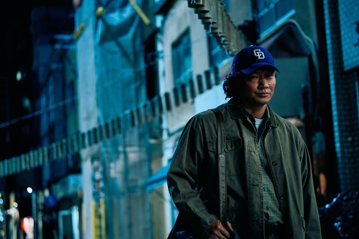 oricon's tweet photo. 磯村勇斗・末澤誠也・綾野剛、
映画『mentor』場面写真が初公開

🎥静かな狂気の幕開け…
交わるはずのなかった3人が再会
https://t.co/95LOtx4BV1

火災の罪を背負った2人の青年（磯村、末澤）と、その火災で妻子を亡くした男が出会う。 https://t.co/0vjbTwRcOU