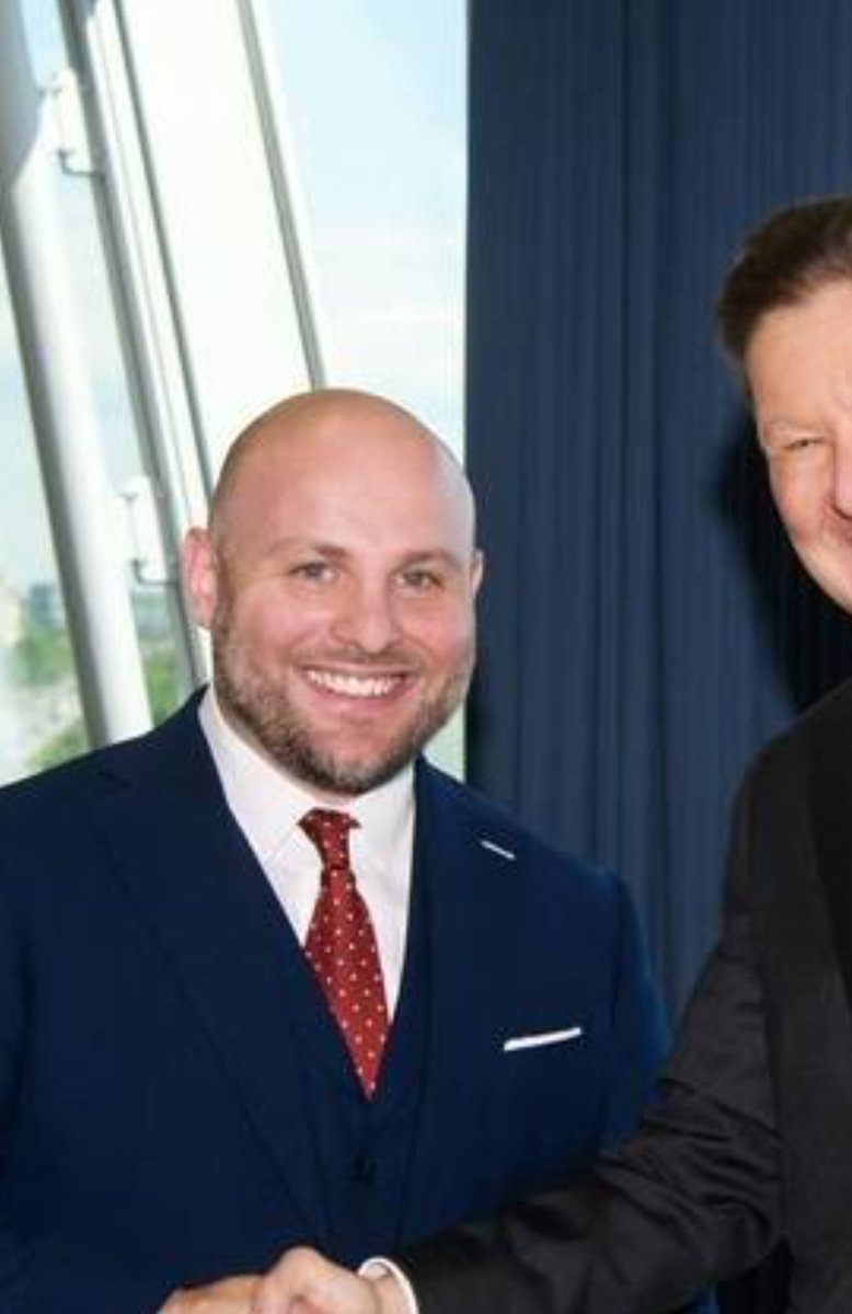 Adrian11192493's tweet photo. Die grinsende Fratze des Landesverrates...
AfD-Putinpuppe Markus @Frohnmaier_AfD trifft in St. Petersburg seine Auftraggeber - die Architekten von Angriffskrieg, Folter, Massenmord und beispielloser Zerstörung in der Ukraine. https://t.co/JiCpxJB5ss