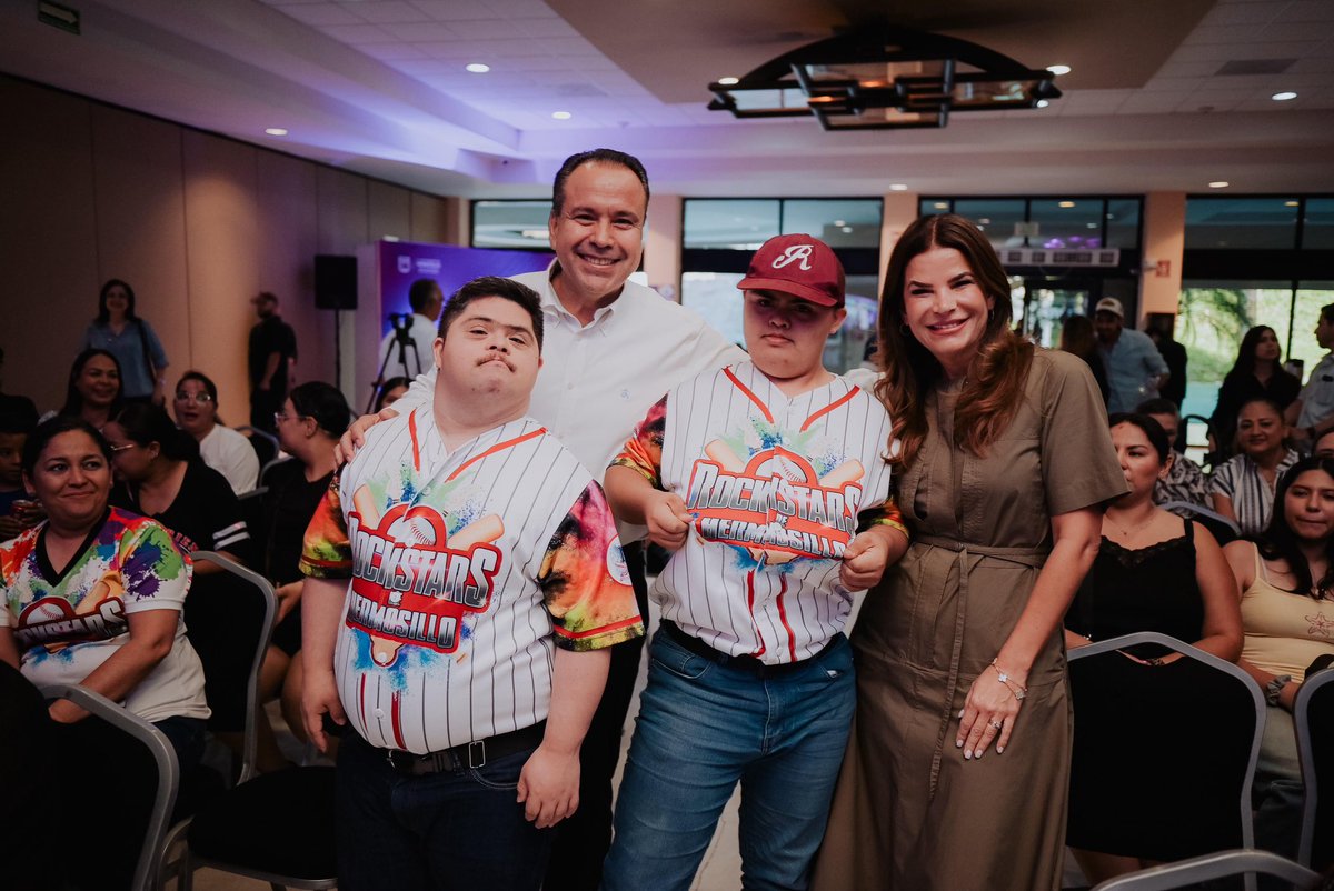 tonoastiazaran's tweet photo. Ya son cuatro años impulsando el emprendimiento incluyente en Hermosillo. 🙌🏼

Junto a mi esposa @pattyruibal, conocimos historias que inspiran de personas con discapacidad y personas cuidadoras que, con esfuerzo y determinación, han convertido sus ideas en negocios.

Muchas felicidades a Ferny Dogos y Barbería 87, ganadores de esta edición de Desafío Incluyente. 👏🏼✨

#TransformandoHermosillo