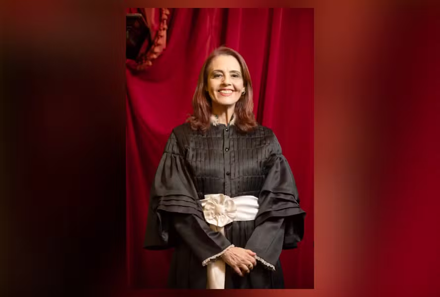 RafaelFontana's tweet photo. Conheça a juíza Elizabeth Machado Louro.

Elizabeth é militante de extrema esquerda, parece ter caído de um caminhão de clichês woke.
Para a togada, mulher é vítima mesmo sendo culpada.
É difícil entender, mas é assim que essa gente pensa.

Elizabeth faz ensaios a la Moraes. https://t.co/XyhgYq2tdk
