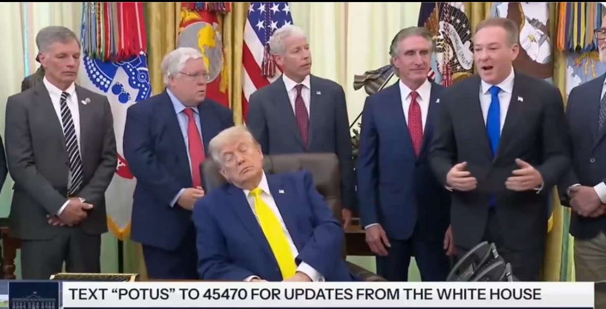 LDeLION's tweet photo. Cuando Biden hacía exactamente lo mismo, había gente que aseguraba que no era deterioro alguno, sino simplemente una manera pausada de pestañear. https://t.co/L9ogM0XJkU