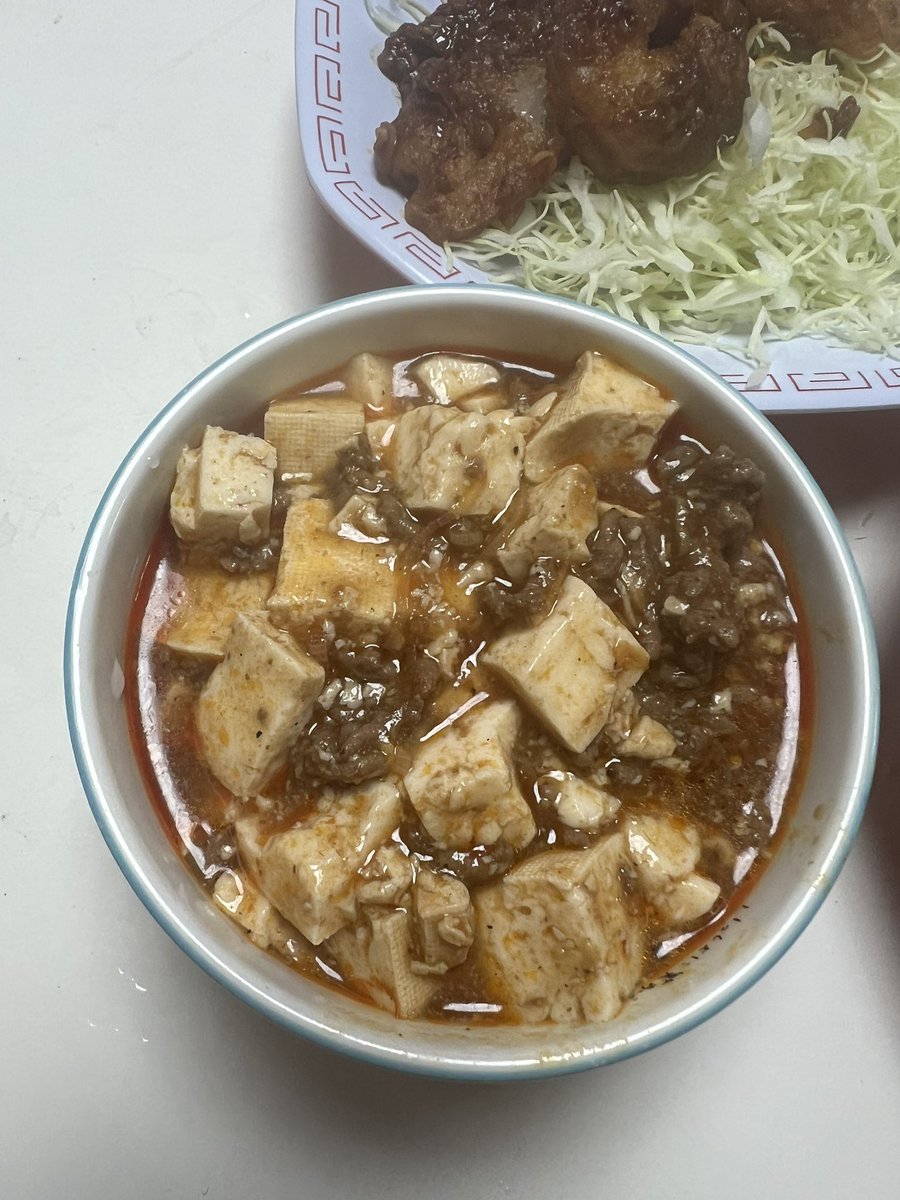 Hamaramen10's tweet photo. 麻婆豆腐とエビチリが無限ループしてる♾️
麻婆豆腐つくりますやん→タレ余るやん→豆腐追加するやん→食べるやん→余るやん→豆腐買うやん→麻婆豆腐完成するやん→
おろにん、豆板醤、甜麺醤、コチュジャン、花椒、鶏ガラスープやらオラーしたらだいたい中華統一🐔
#おうちごはん
#麻婆豆腐 https://t.co/0hQez5KRHv