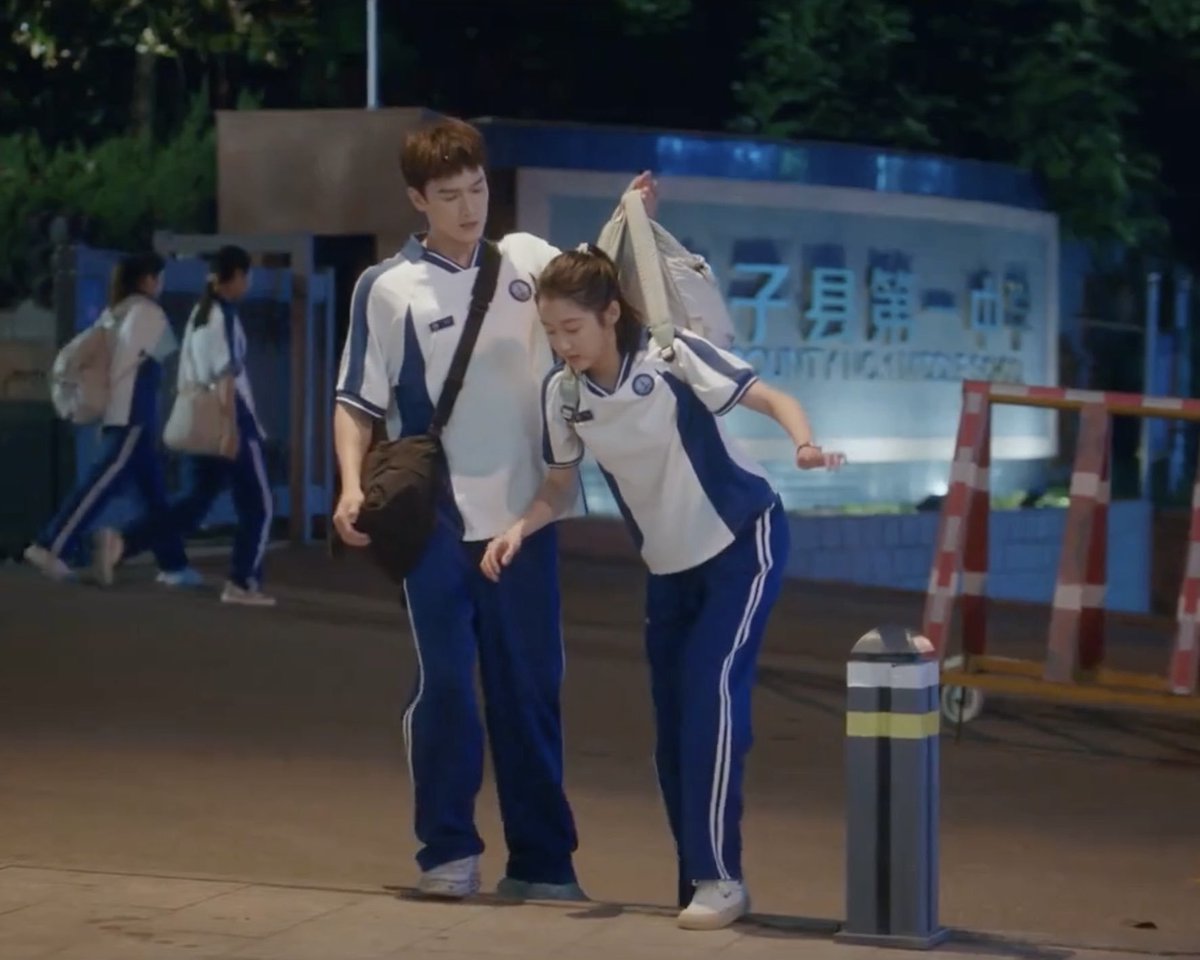 somejoyz's tweet photo. everyone arguing on the tl and then theres me having fun watching dazzling https://t.co/BlYJL1LIFc