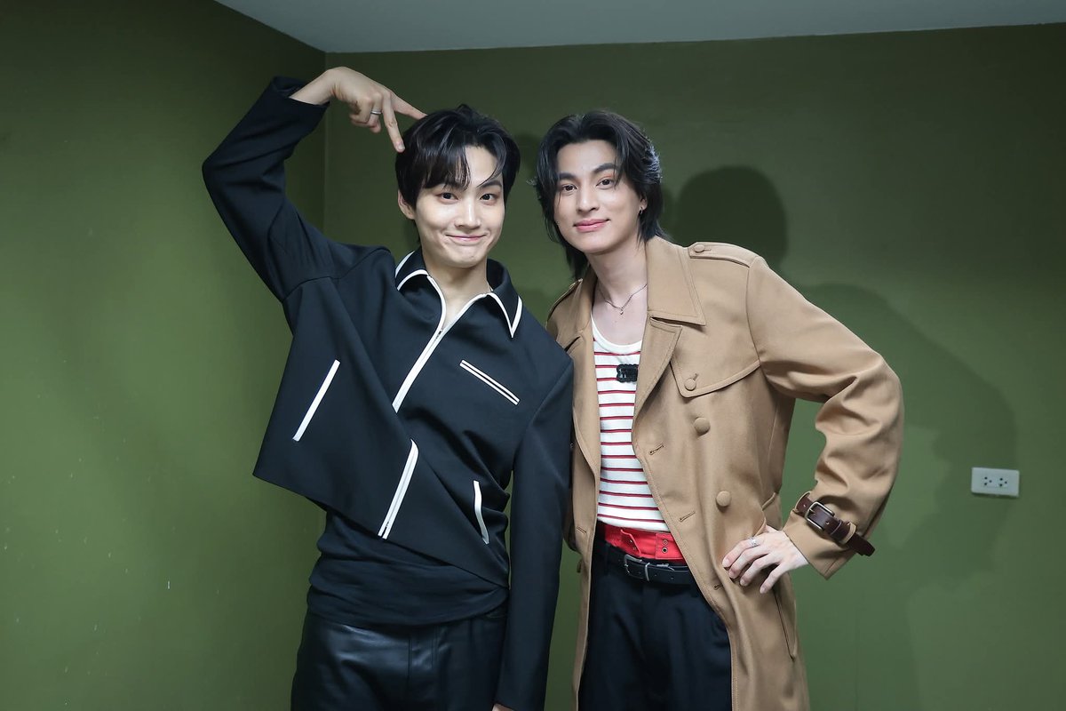 POOKCODE's tweet photo. คงสนิทกันไปเลยเนอะ เพื่อนคนไทยคนแรกของแจบอมคือน้องกลัฟ ~~ https://t.co/uFGB1id9Sl
