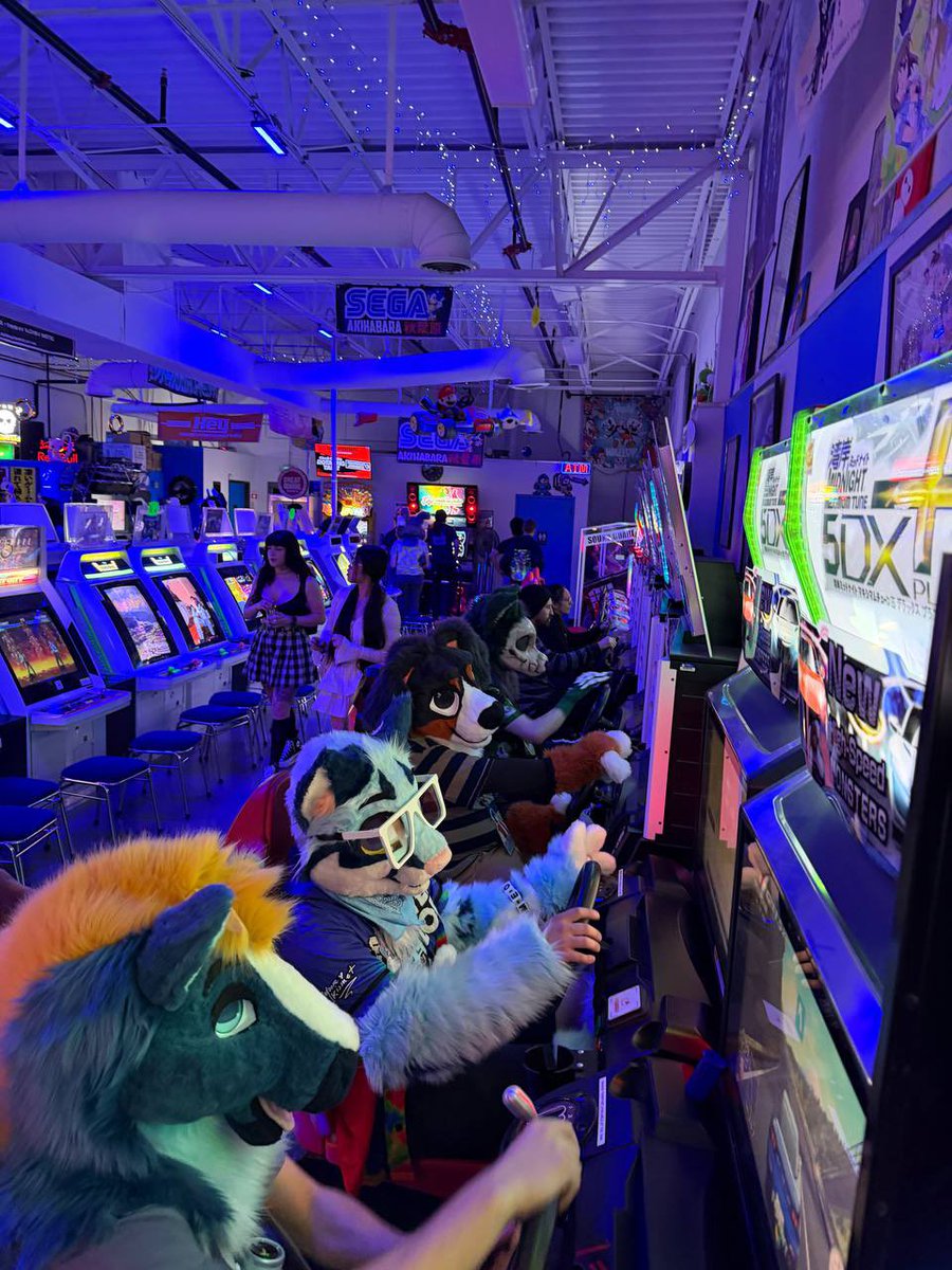 SCARSNBARKS's tweet photo. akihabara takeover was pretty fun :3
thank you to the creatures that said hi heheh🦮🦮💜 https://t.co/GER5JJSzjQ