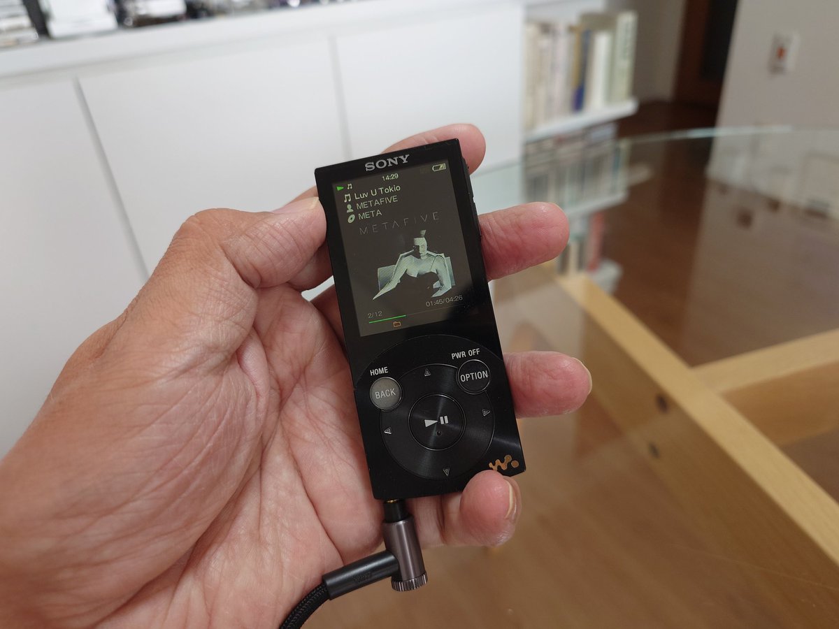 akiraa_tanaka's tweet photo. NW-S744＋MDR-1A。ハイレゾでもないしS-Master搭載でもないけど、十分に音が良い。
#ウォークマン #walkman https://t.co/N6F1OOiZlm