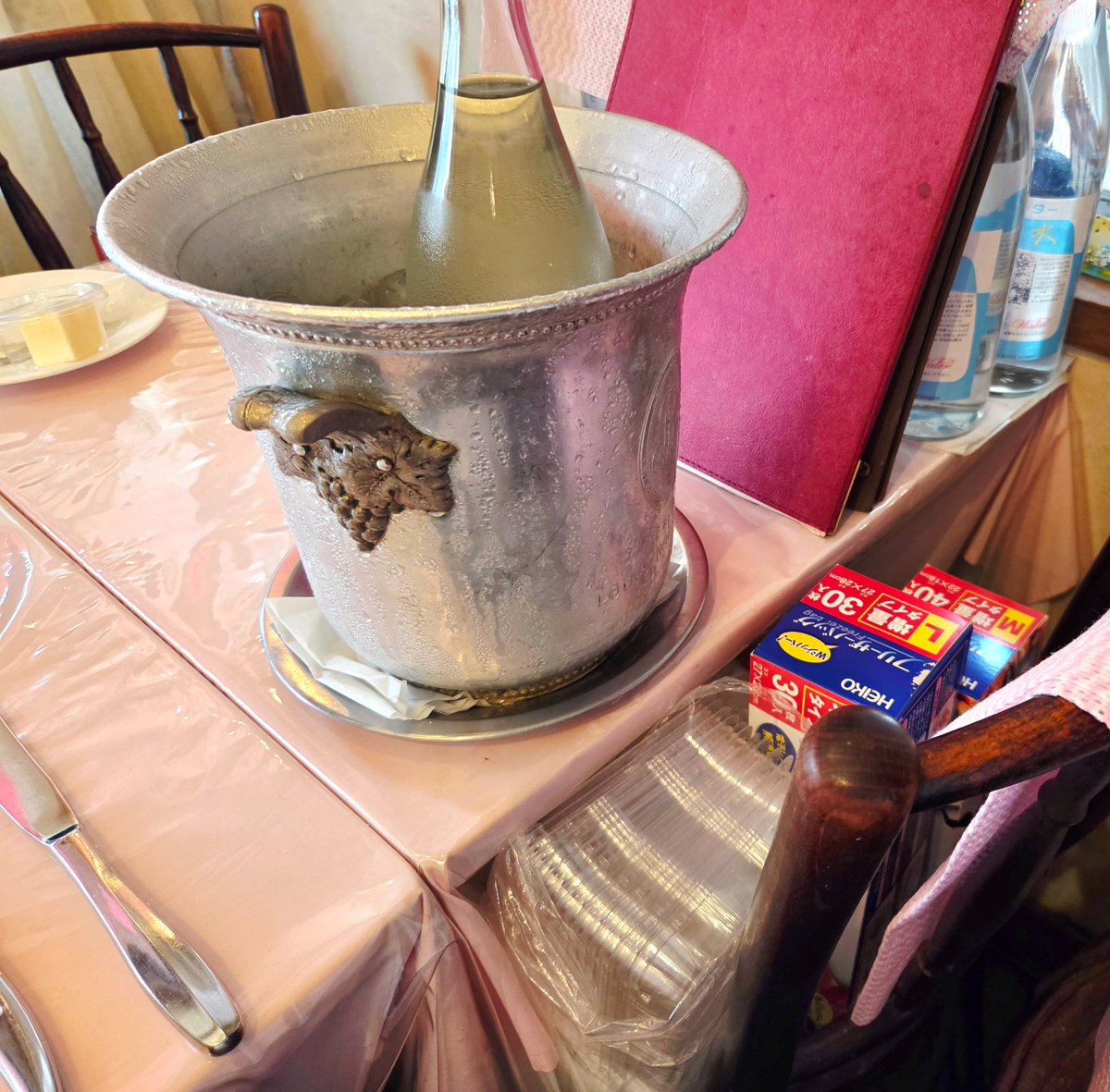 ITAMAEC's tweet photo. 食べきれないこと前提なのか、全ての席に等間隔で持ち帰り用のパックが置いてあっておもろかったです https://t.co/pHLtygUolz