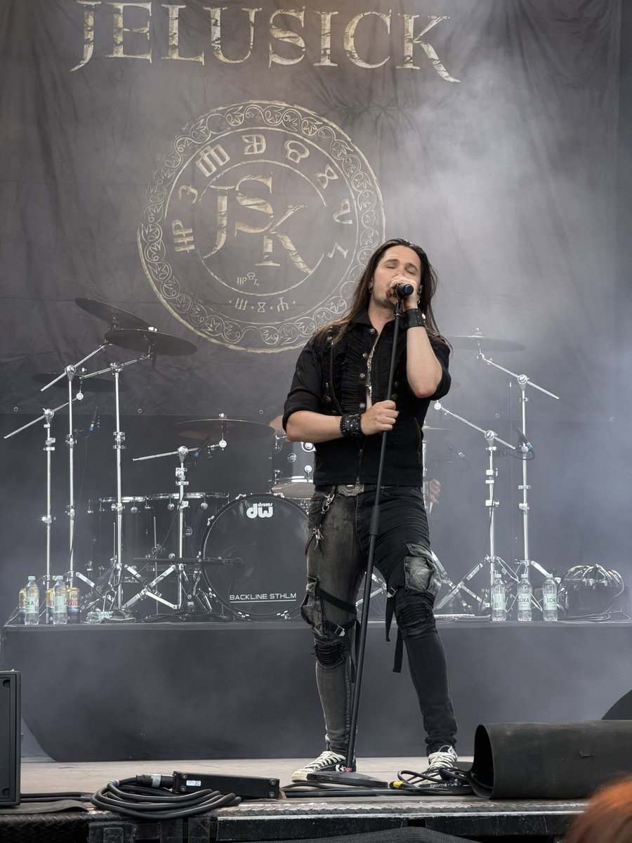 JohanRomin's tweet photo. Den absolut bästa gruppen igår var egentligen inte Iron Maiden utan Jelusick från Kroatien med sångaren Dino Jelusick. 
Han kommer bli en världsstjärna! https://t.co/OjSqFVzp6M