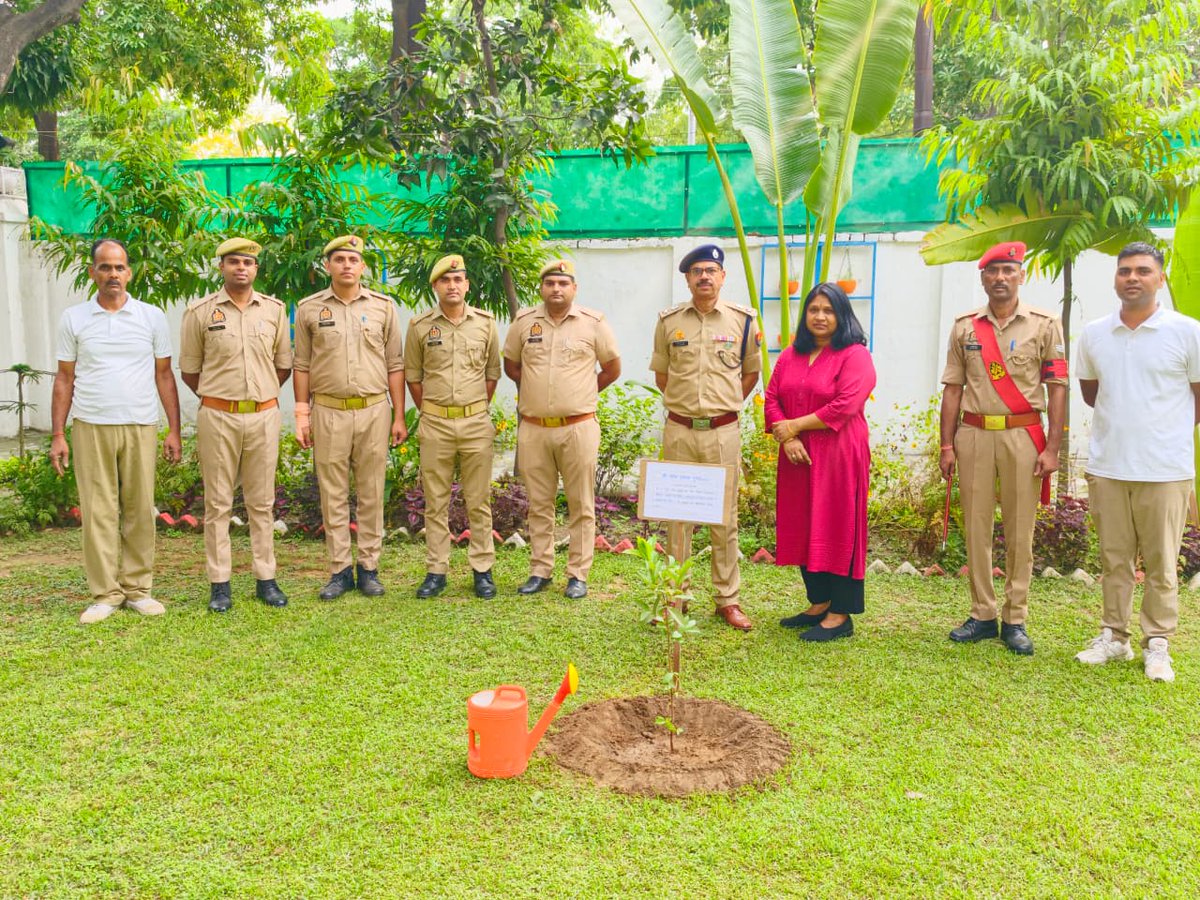 co24pacup's tweet photo. इस अवसर पर सेनानायक महोदय श्री रमेश प्रसाद गुप्ता (IPS) एवं वामा सारथी अध्यक्षा श्रीमती माया गुप्ता द्वारा पर्यावरण संरक्षण एवं हरित भविष्य के संकल्प के साथ वाहिनी परिसर में विभिन्न प्रकार के फलदार एवं छायादार वृक्षों का पौधारोपण किया गया। https://t.co/kHryTyK3Sj